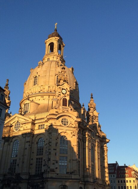 Lage hoek van de kerk tegen een heldere blauwe hemel