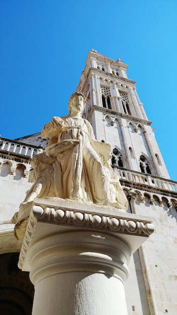 Lage hoek van de kerk tegen een heldere blauwe hemel