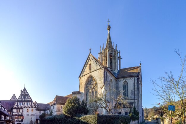 Foto lage hoek van de kerk tegen een heldere blauwe hemel