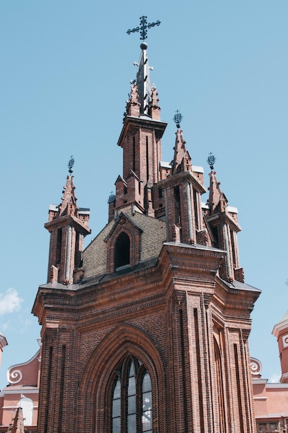 Lage hoek van de kerk tegen een heldere lucht