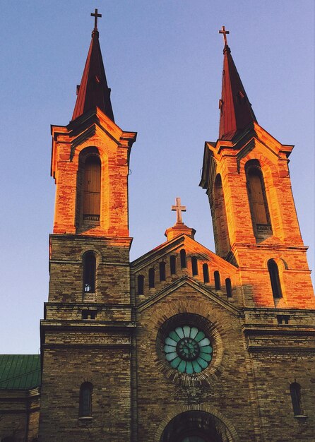 Lage hoek van de kerk tegen een heldere lucht