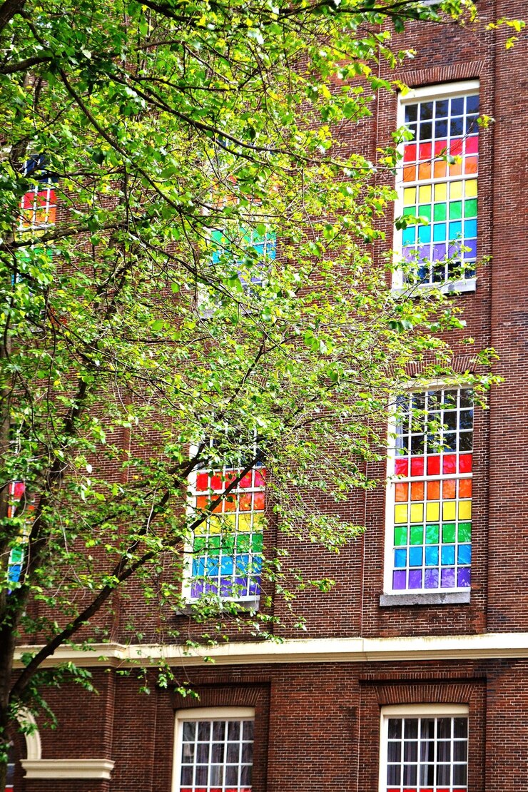 Foto lage hoek van de klimop op het gebouw