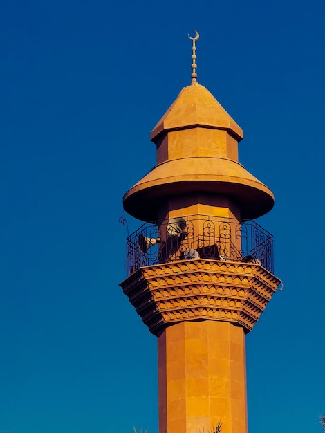 Foto lage hoek van de klokkentoren tegen de blauwe hemel