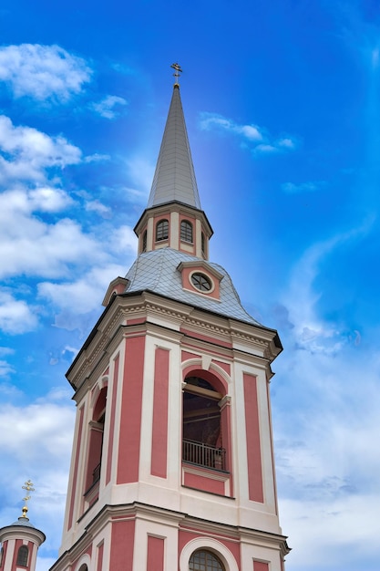 Lage hoek van de klokkentoren tegen de hemel