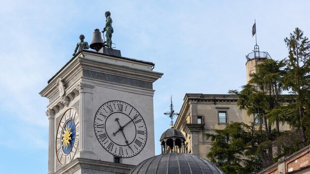 Lage hoek van de klokkentoren tegen de hemel