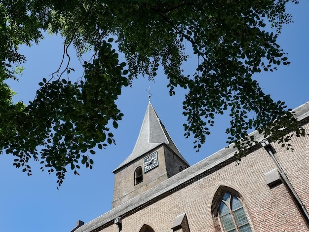 Foto lage hoek van de klokkentoren tegen de lucht