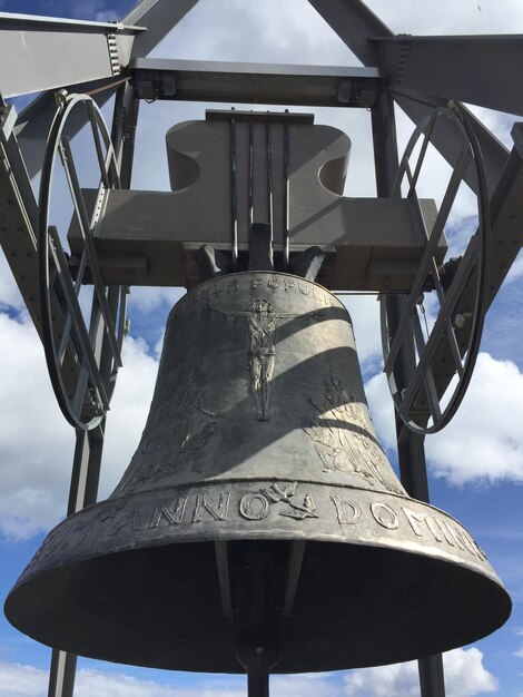 Lage hoek van de klokkentoren tegen de lucht