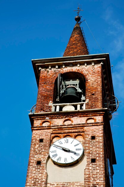 Foto lage hoek van de klokkentoren