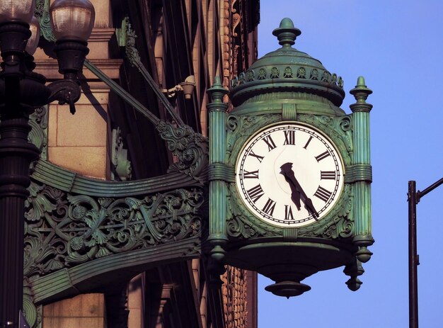 Foto lage hoek van de kloktoren tegen de lucht in de stad