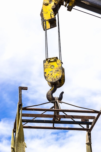 Lage hoek van de kraan tegen bewolkte lucht