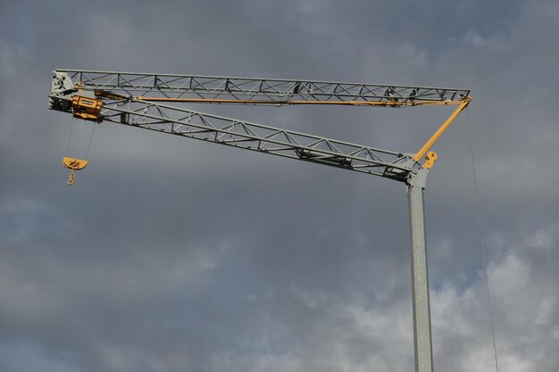 Lage hoek van de kraan tegen bewolkte lucht