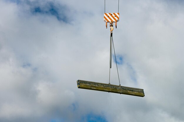 Foto lage hoek van de kraan tegen de lucht