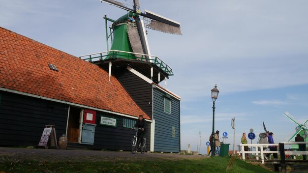 Foto lage hoek van de kraan tegen de lucht