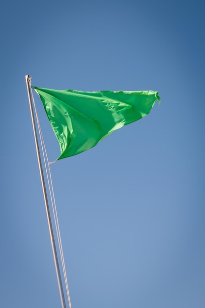 Lage hoek van de kraan tegen een heldere blauwe lucht