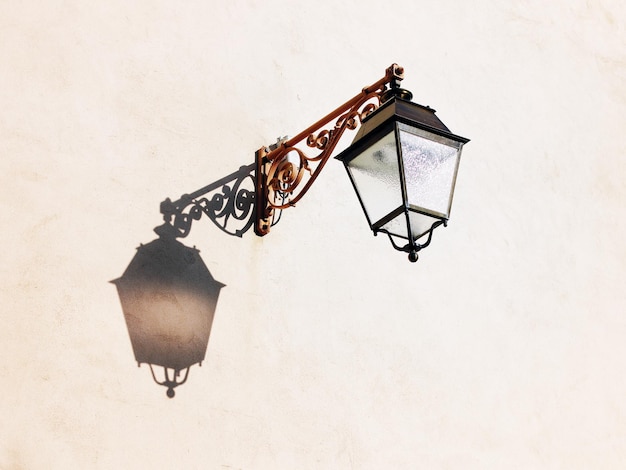 Lage hoek van de lamp die tegen de muur hangt