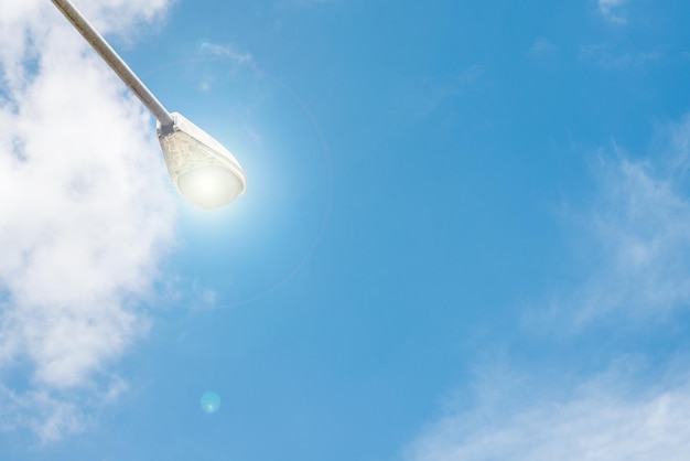 Foto lage hoek van de lamp tegen de lucht