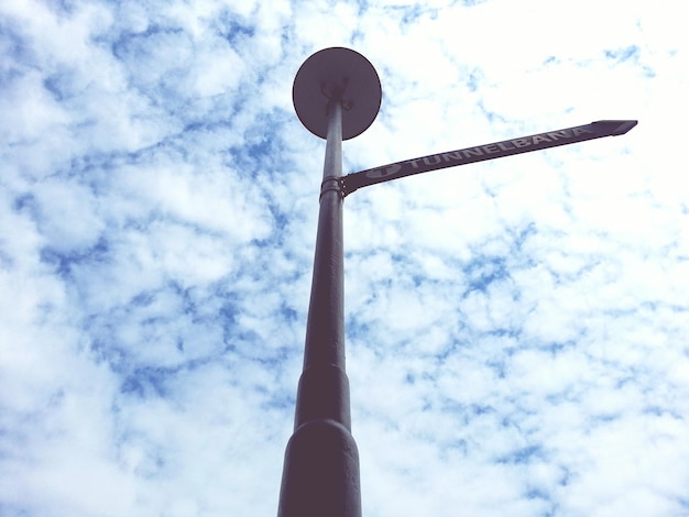 Foto lage hoek van de lantaarnpaal tegen wolken