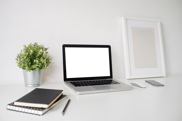 Lage hoek van de laptop op de tafel