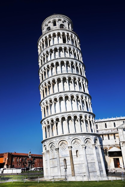 Lage hoek van de leunende toren van Pisa tegen de blauwe hemel