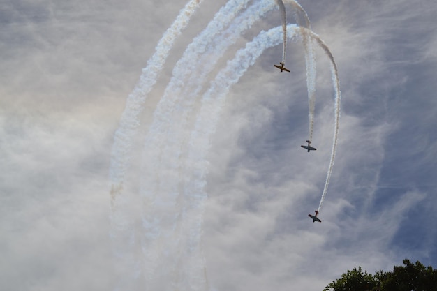 Foto lage hoek van de luchtshow tegen bewolkte lucht