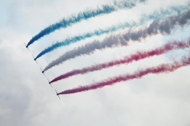 Foto lage hoek van de luchtshow tegen de hemel