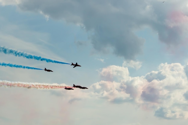 Lage hoek van de luchtshow tegen de hemel
