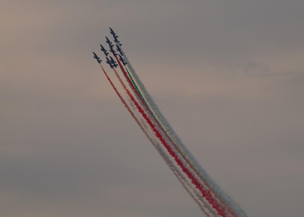 Foto lage hoek van de luchtshow tegen de lucht