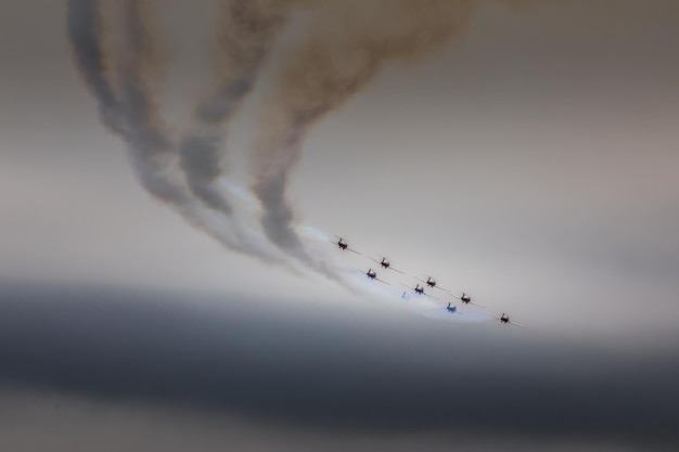 Lage hoek van de luchtshow tegen de lucht