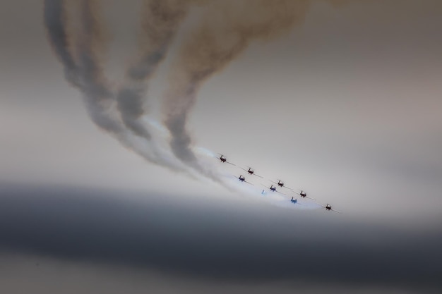 Foto lage hoek van de luchtshow tegen de lucht