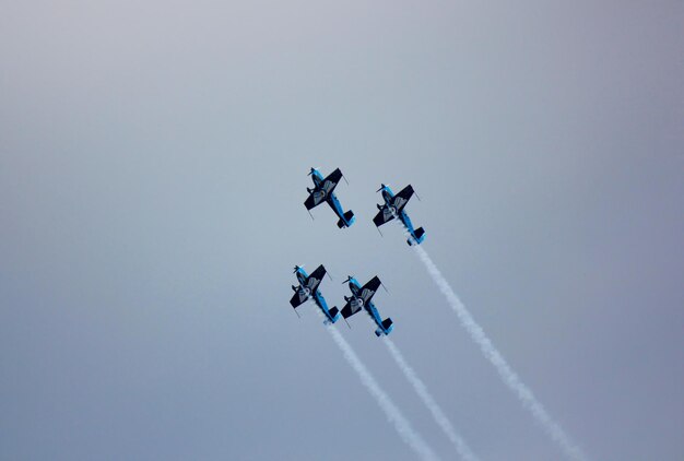 Lage hoek van de luchtshow tegen een heldere lucht