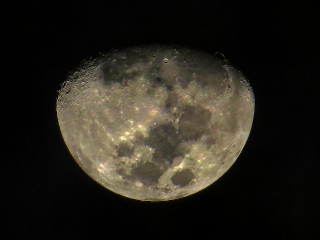 Foto lage hoek van de maan in de lucht