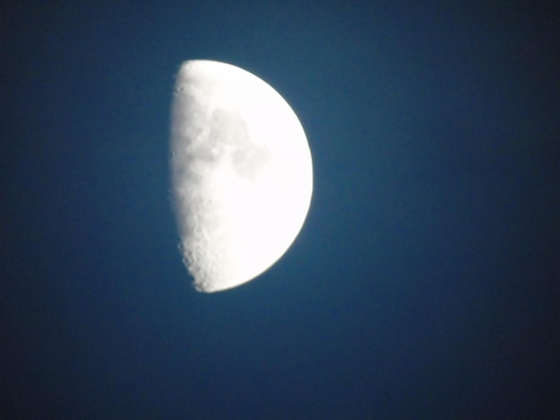 Foto lage hoek van de maan in de lucht