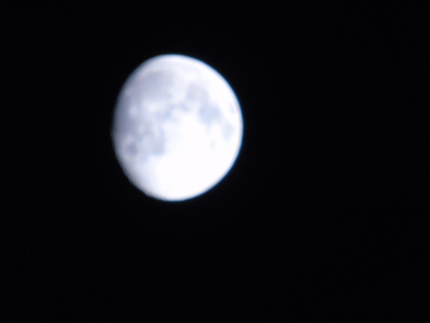 Foto lage hoek van de maan in de lucht