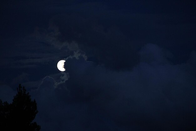 Foto lage hoek van de maan in de lucht