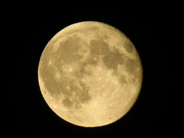 Lage hoek van de maan in de lucht