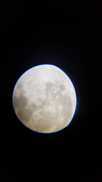 Foto lage hoek van de maan in de lucht