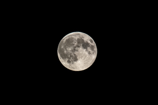 Lage hoek van de maan in de lucht