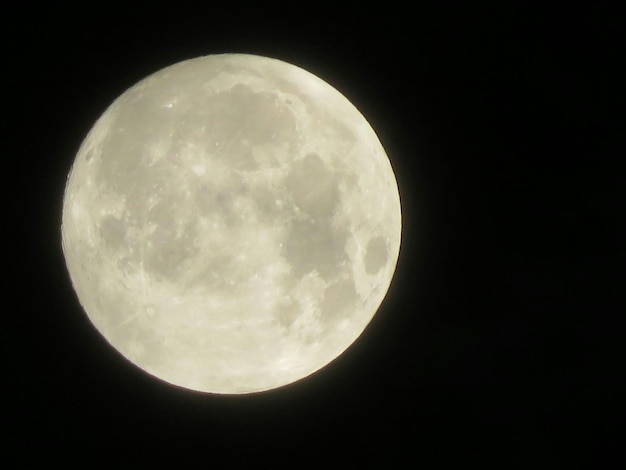 Foto lage hoek van de maan in de lucht