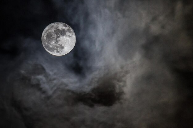 Lage hoek van de maan in een bewolkte hemel