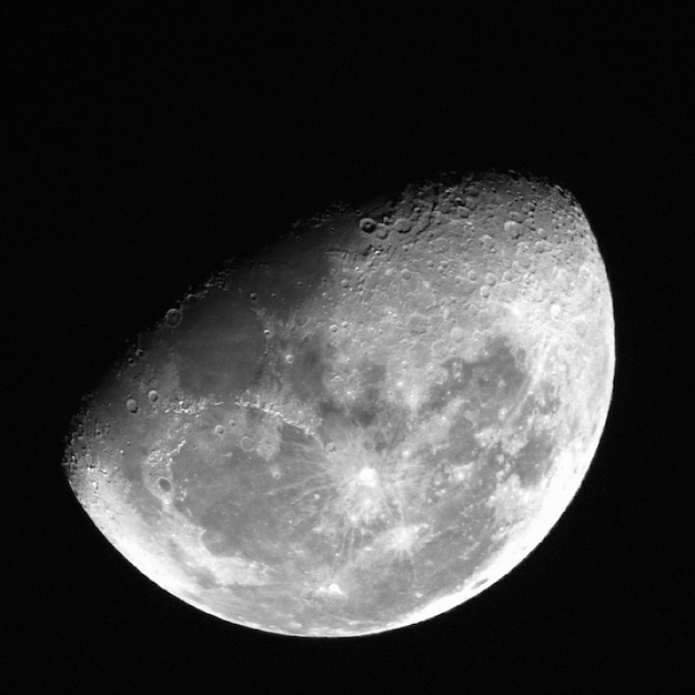 Foto lage hoek van de maan in het donker