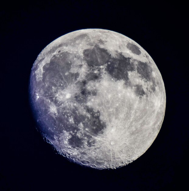 Lage hoek van de maan tegen de hemel's nachts