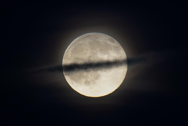 Foto lage hoek van de maan tegen de hemel's nachts