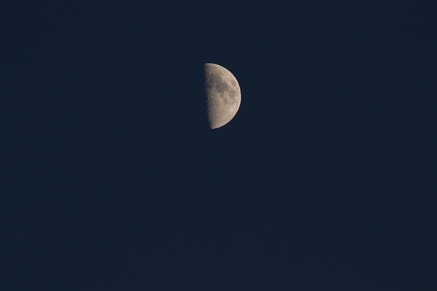 Lage hoek van de maan tegen de hemel's nachts