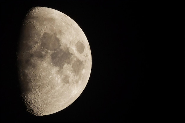Foto lage hoek van de maan tegen de hemel's nachts