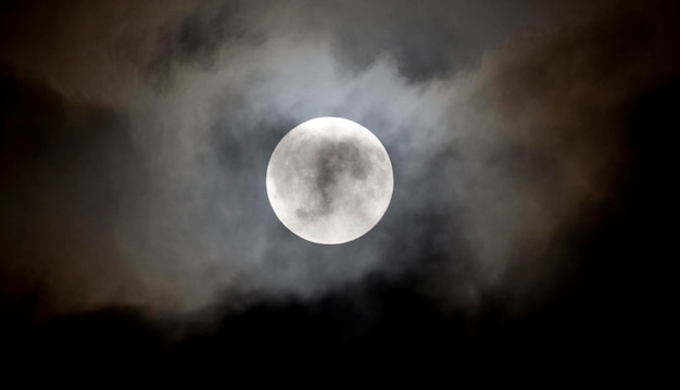 Lage hoek van de maan tegen de hemel's nachts