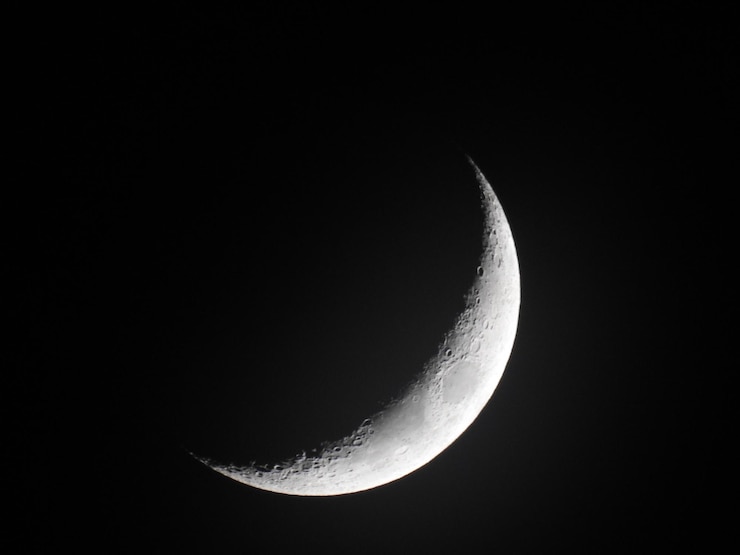 Foto lage hoek van de maan tegen een heldere hemel's nachts