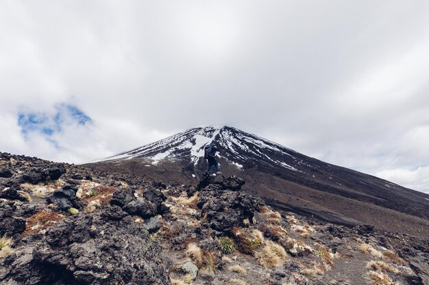 Foto lage hoek van de majestueuze berg tegen een bewolkte lucht