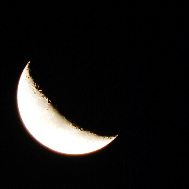 Foto lage hoek van de majestueuze halve maan in een heldere lucht