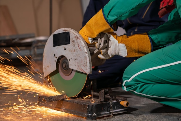 Foto lage hoek van de man die in de industrie werkt