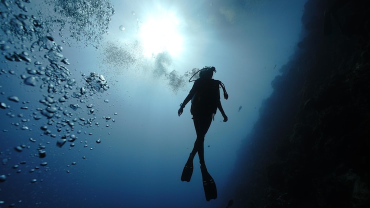 Foto lage hoek van de man in de zee tegen de lucht